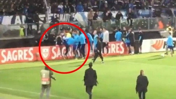 “Τρέλα” Εβρά: κλώτσησε οπαδό στο πρόσωπο!