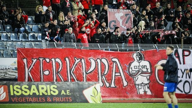 Οι οπαδοί του Ολυμπιακού ύψωσαν συγκλονιστικό πανό για τον Γόδα