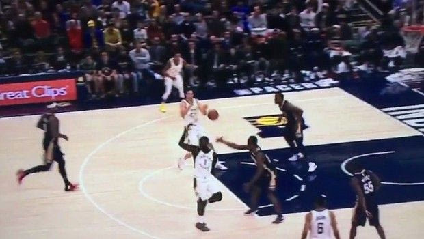 Η πάσα της χρονιάς δεν βρήκε σωστό παραλήπτη!