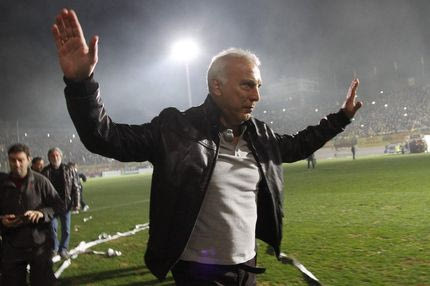 Ο Γκάλης αποθεώνεται σαν θεός και σε ποδοσφαιρικά γήπεδα!