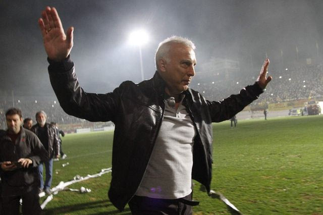 Ο Γκάλης αποθεώνεται σαν θεός και σε ποδοσφαιρικά γήπεδα!