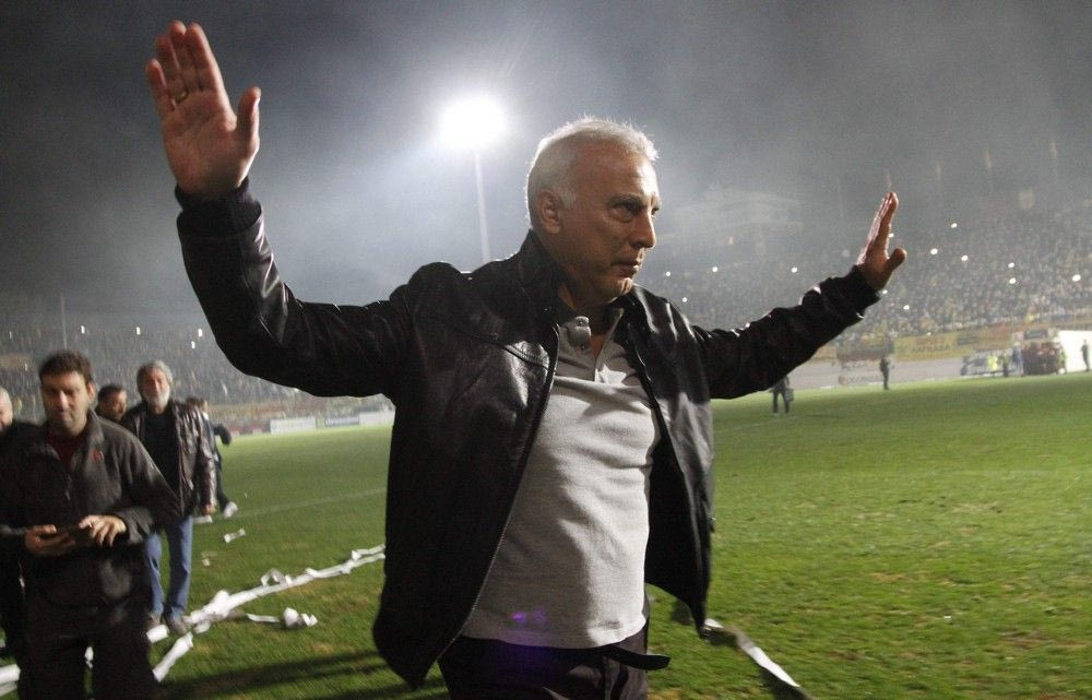 Ο Γκάλης αποθεώνεται σαν θεός και σε ποδοσφαιρικά γήπεδα!