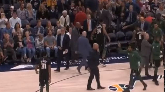 Έξαλλος ο Giannis: “WTF” και πέταγμα καρέκλας!