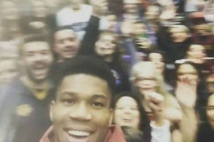 Ο Γιάννης κάνει… κερκίδα και φωνάζει:”Ένα, δύο, τρία ζήτω η Ελλάς”