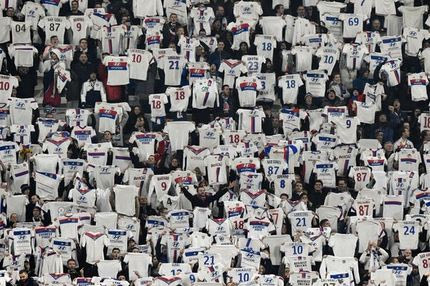 Τον αποθέωσαν υψώνοντας… αμέτρητες φανέλες στις εξέδρες!