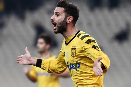 Γεμίζει την επίθεση, κοιτάζει Μανιά