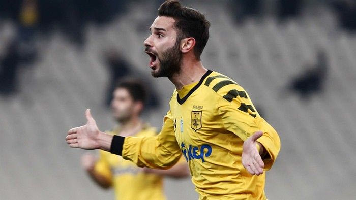 Γεμίζει την επίθεση, κοιτάζει Μανιά