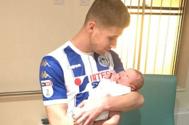 Πέτυχε δύο γκολ κι έγινε αλλαγή για να προλάβει τη γέννηση του γιου του!