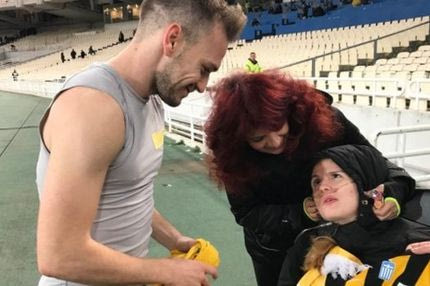 Η “κιτρινόμαυρη” αγκαλιά των Μπακάκη και Λόπες στην Μυρτώ