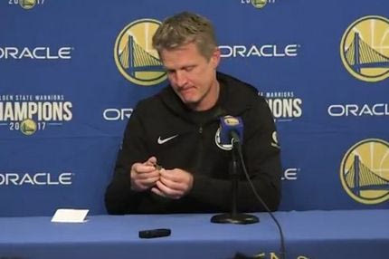 Απίθανος Κερ! Έκοψε τα νύχια του στη συνέντευξη Τύπου!