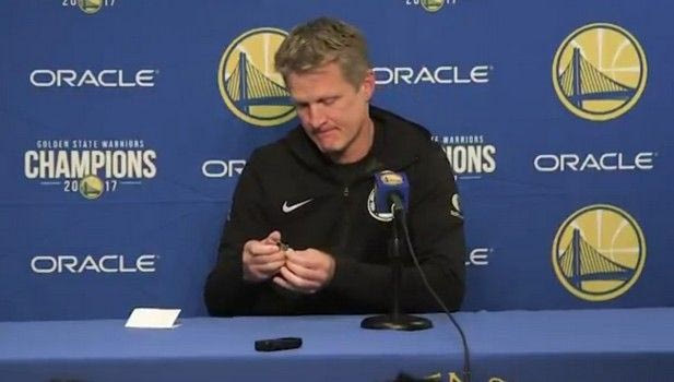 Απίθανος Κερ! Έκοψε τα νύχια του στη συνέντευξη Τύπου!