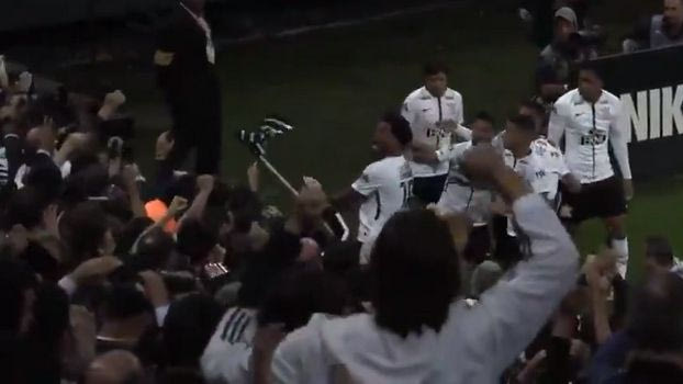 Σκόραρε και ξέσπασε στο σημαιάκι του κόρνερ ο Καζίμ Ρίτσαρντς!