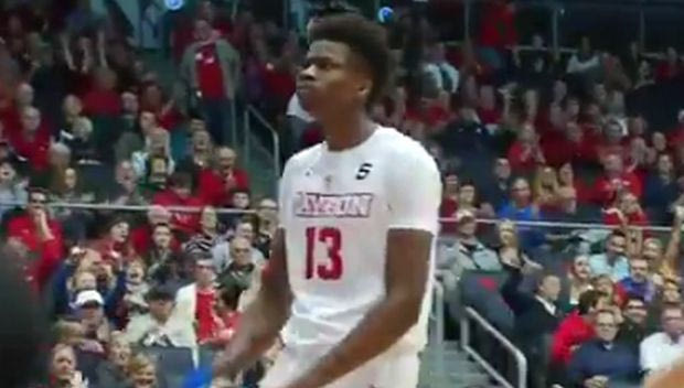 Πανηγύρισε αλά “Greek Freak” ο Κώστας Αντετοκούνμπο