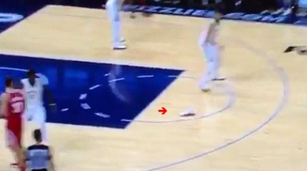 Πήρε τεχνική ποινή το… παπούτσι στο NBA!