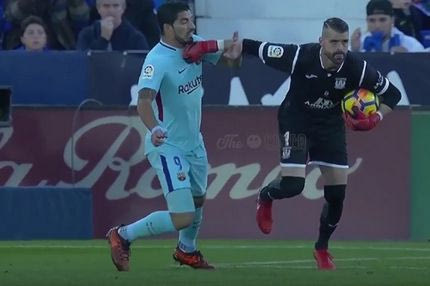 Παραλίγο να… δαγκώσει ξανά ο Σουάρες