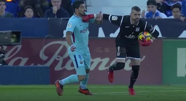 Παραλίγο να… δαγκώσει ξανά ο Σουάρες