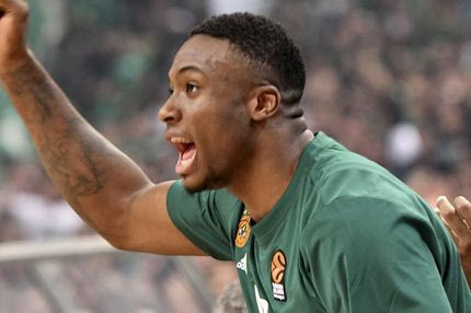 Τα παπούτσια του Αντετοκούνμπο… δαγκώνουν!