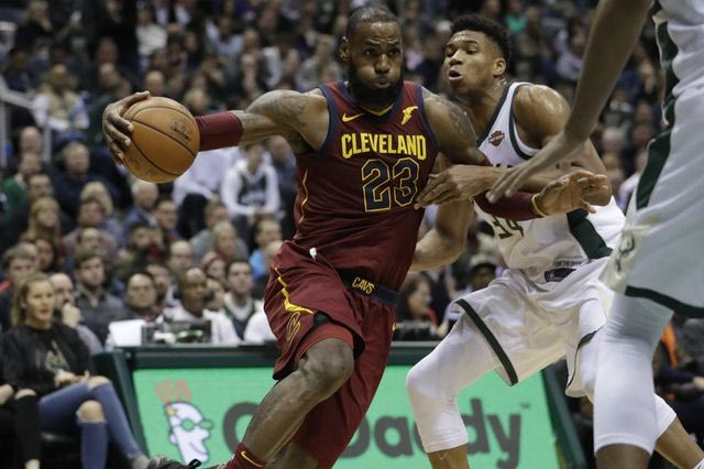 Το τρικ του ΛεΜπρόν με την πλάτη του Γιάννη