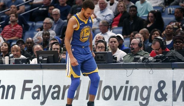 Εφιαλτικό: Ο Κάρι αποχώρησε με πατερίτσες από το γήπεδο