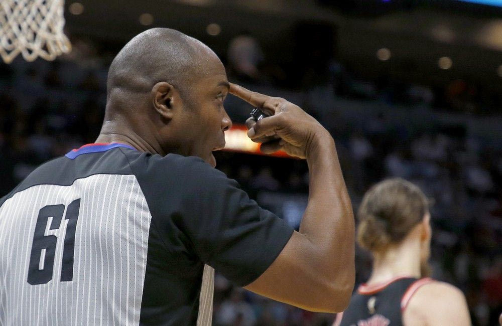 Διαιτητής και Λίβινγκστον λίγο έλειψε να πλακωθούν