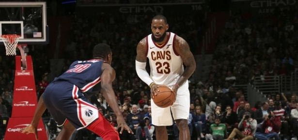 Τα διαφορετικά παπούτσια του Λεμπρόν και το αντιρατσιστικό μήνυμα