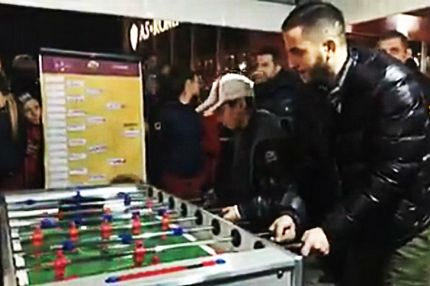 Ο Μανωλάς ΔΕΝ παίζεται ούτε στο… ξύλινο ποδοσφαιράκι!