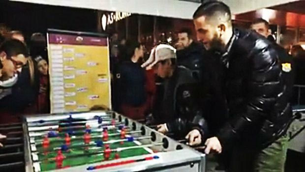 Ο Μανωλάς ΔΕΝ παίζεται ούτε στο… ξύλινο ποδοσφαιράκι!