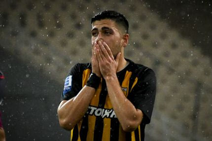 Το μαύρο φόντο και η ατάκα του Μπακασέτα συγκλονίζουν