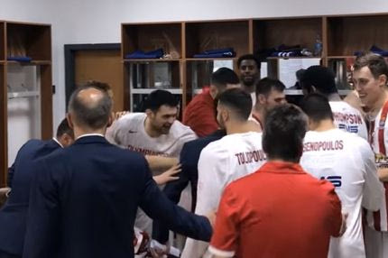 Το χριστουγεννιάτικο δώρο του Σφαιρόπουλου προκάλεσε… πανηγύρι στα αποδυτήρια