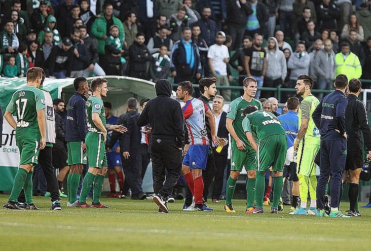 Τα συνθήματα κατά των Βαρδινογιάννηδων έφερε… ξύλο στην εξέδρα