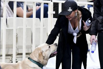 Ο σκύλος και η ξανθιά που… έκοψε την ανάσα στο ΟΑΚΑ