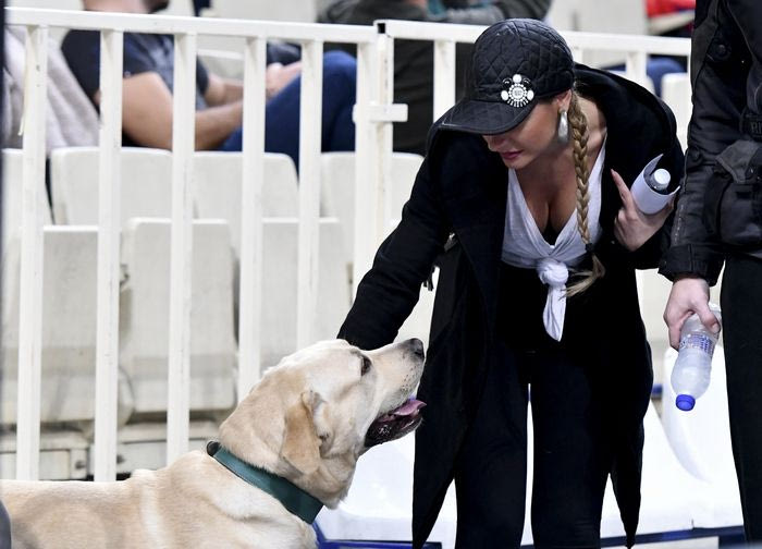 Ο σκύλος και η ξανθιά που… έκοψε την ανάσα στο ΟΑΚΑ