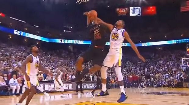 Τα δυο… φάουλ που τρέλαναν τον ΛεΜπρόν