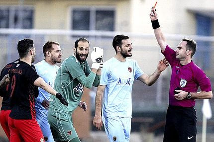 Η κόκκινη και η κατρακύλα του άσου έφεραν ερωτηματικά