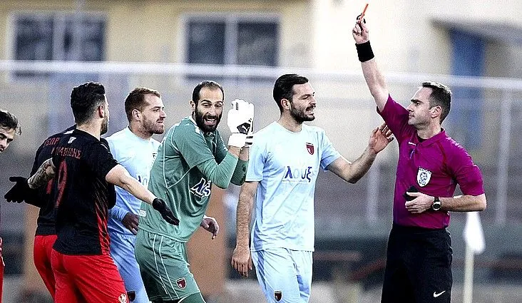 Η κόκκινη και η κατρακύλα του άσου έφεραν ερωτηματικά