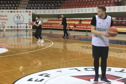 Θα μας τρελάνει ο Χαραλαμπόπουλος; Τρίποντο από το κέντρο χωρίς να βλέπει!