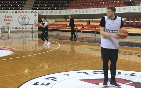 Θα μας τρελάνει ο Χαραλαμπόπουλος; Τρίποντο από το κέντρο χωρίς να βλέπει!