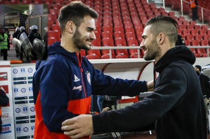 Από τη μία κλούβες και ΜΑΤ και από την άλλη… αγκαλιές!