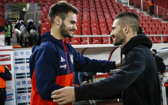 Από τη μία κλούβες και ΜΑΤ και από την άλλη… αγκαλιές!