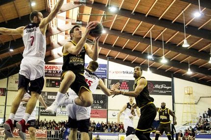 Νίκησαν στα Τρίκαλα και ασχολήθηκαν με τον Ολυμπιακό οι οπαδοί της ΑΕΚ