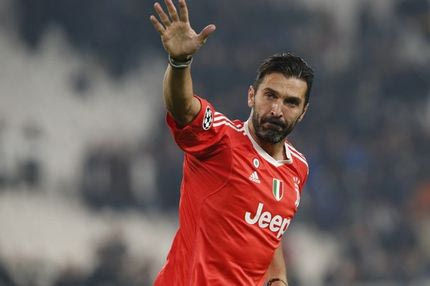 Γίγαντας Μπουφόν: αποκρούει πέναλτι και στα 40 του!