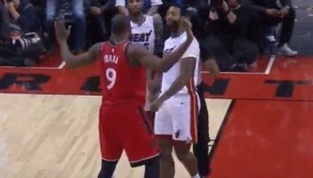 Ο Ιμπάκα τα έβαλε με… μαυροζωνά και παραλίγο να χάσει το σαγόνι του