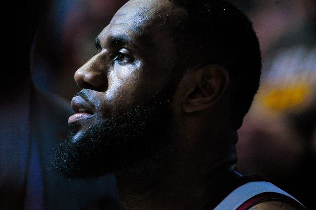 Ο Λεμπρόν Τζέιμς σήκωσε τη γροθιά του όπως ο Σμιθ και ο Κάρλος