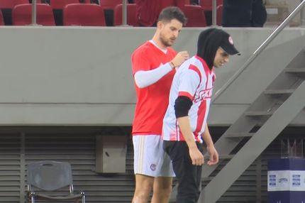 Ο οπαδός που “έκλεψε” την υπογραφή του Μιραλάς και η αφιέρωση του Ανσαριφάρντ (VIDEO)