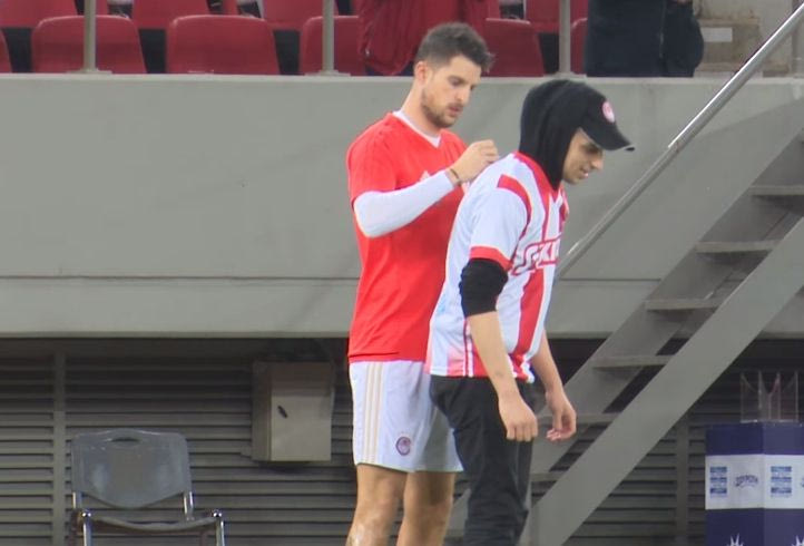 Ο οπαδός που “έκλεψε” την υπογραφή του Μιραλάς και η αφιέρωση του Ανσαριφάρντ (VIDEO)