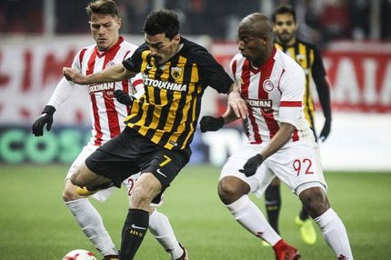 “Χαμός” στον αγώνα με κλωτσιά Σιμόες και σπρώξιμο Σεμπά!