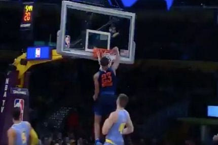 Πήγε να καρφώσει και… τραυματίστηκε!