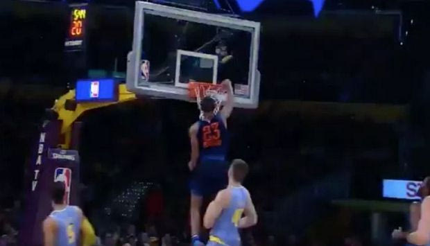 Πήγε να καρφώσει και… τραυματίστηκε!