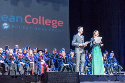 Λαμπρή τελετή αποφοίτησης από το Aegean College