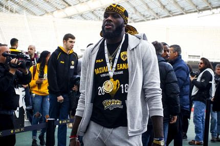 Pasillo της ποδοσφαιρικής στην μπασκετική ΑΕΚ